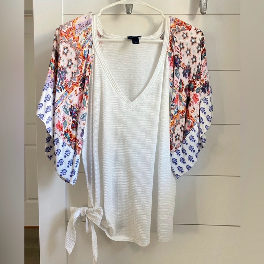 Daytrip White Waffle V-Neck Top with Floral Kimono Sleeves size Small
